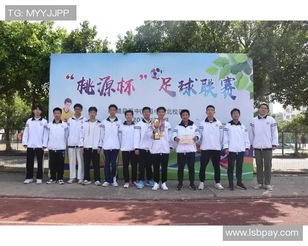 在绿茵场上释放激情adidas足球广告传递团队精神与梦想追逐